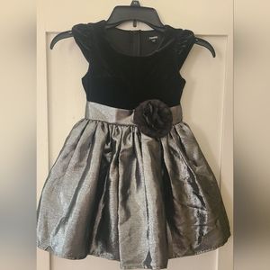 Zunie Girls Fit & Flare Velour and Metalic Lower Skirt Size 5